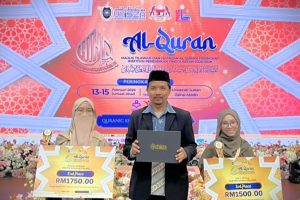 Khariah-dan-Salma-saat-didampingi-Dr.-H.-Ahmad-Mujahid-M.A.-menerima-hadiah-juara-Foto-FUH-UIN-Antasari