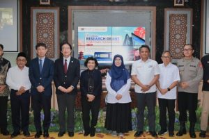 Foto-bersama-usai-penandatanganan-MoU-dan-PKS-Foto-Humas-Jamal-Ripani-768×432